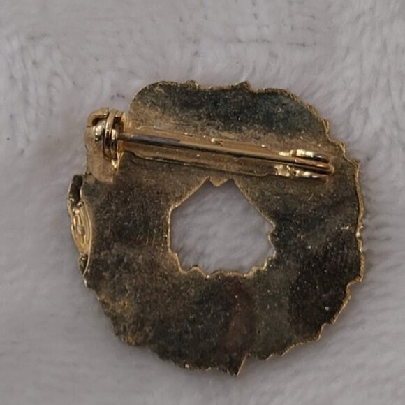 Vintage Christmas Wreath Brooch Red Bow Green Holly Gold Tone Holiday Pin - Picture 4 of 6